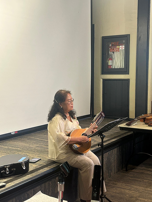 woman playing a mandore